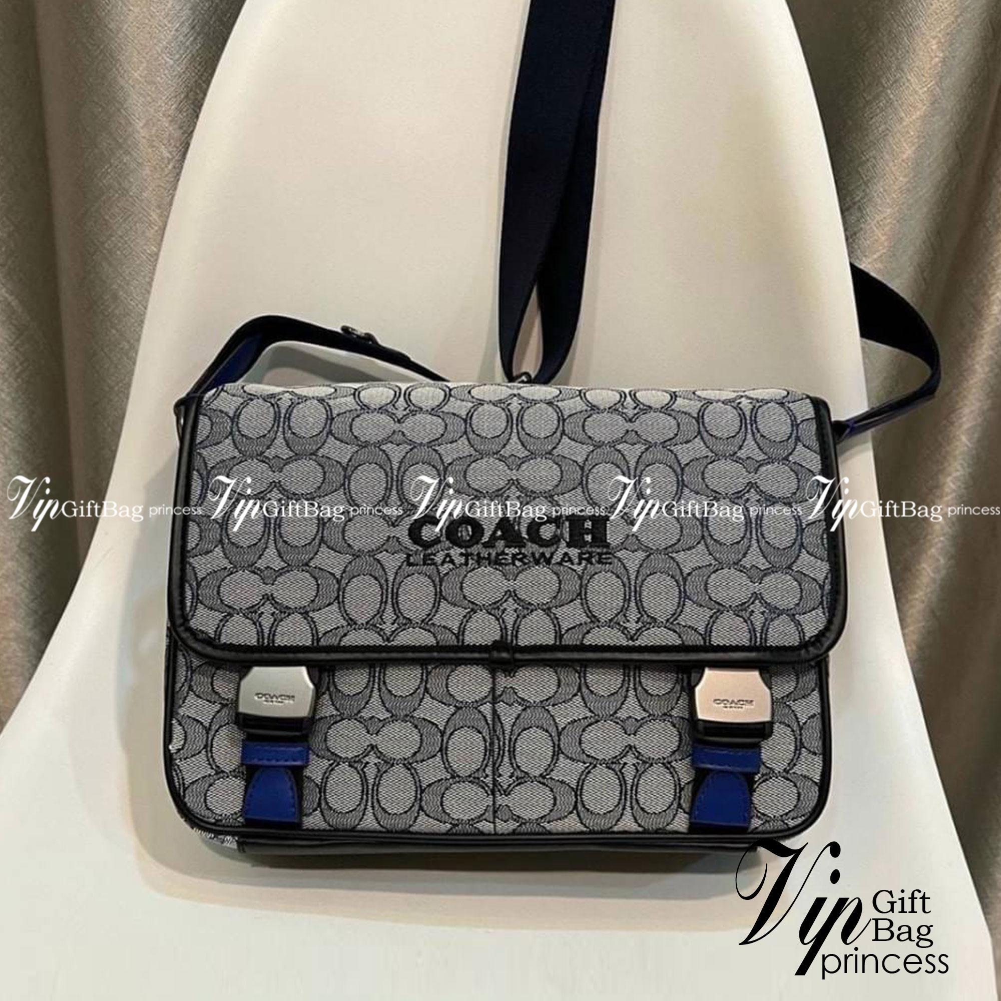 Coach C9158 League Messenger Bag Crossbody Sling Bag ใหม่ล่าสุด คอลที่หนุ่มๆก็ต้องใจละลายไม่แพ้สาวๆ กับกระเป๋าสะพายทรงแมสเซนเจอร์ ดีไซน์ทรงคลาสสิคใช้งานง่าย ดีเทลน้อยแต่มาก!! ดูดีดูแพงเกินเบอร์ไปเลย ภายในเป็นช่องโล่ง มีช่องแยก แบ่งสัดส่วนได้ดีมากๆ มาพร้อม