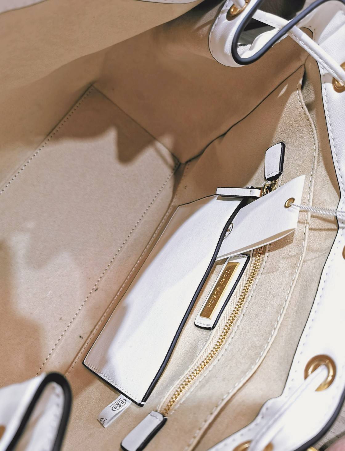 ของแท้ 💯% TORY BURCH FACTORY MONOGRAM JACQUARD TOTE BAG กระเป๋าถือหรือสะพายรุ่นล่าสุดดีไซน์ยอดนิยมจาก TORY BURCH FACTORY OUTLET วัสดุ Woven Jacquard & Leather ทอลาย Jacquard Singnature