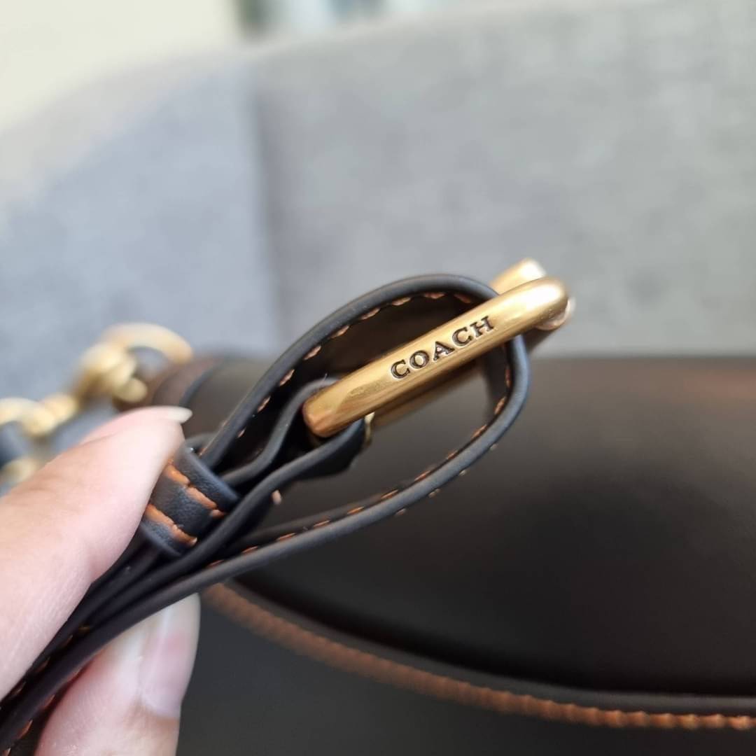 COACH C0749 BEAT SADDLE BAG The best item! ที่สาวๆรอคอย! ฮอตไฟลุก! สีหายาก ละมุนคุณหนู คอลเลคชั่นใหม่ ดีไซน์หรูหรา พิเศษมากๆมาพร้อมสายสะพาย 2 เส้น ใช้คู่กันหรือแยกสะพายก็สวยครบสูตร กระเป๋าสะพายทรง saddle คลาสสิค วัสดุหนัง glove-tanned ทนทาน เปิด-ปิดด้วยกร