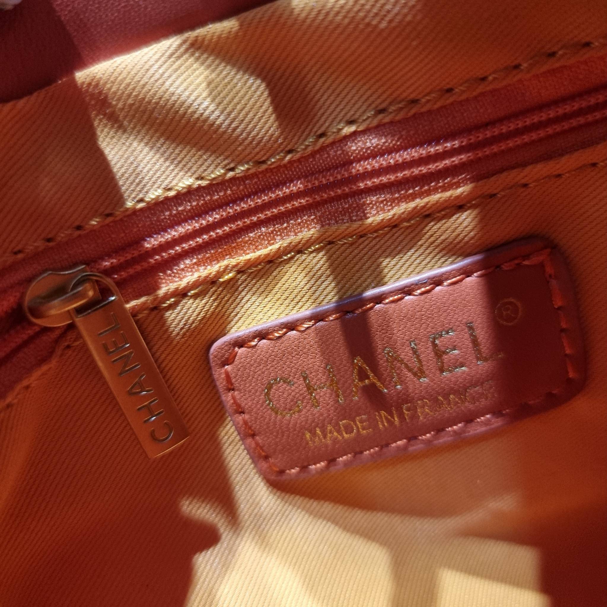 Chanel small backpack กระเป๋าสะพายหลังใบเล็ก โลหะสีทอง ดีไซน์ 2023 น้องน่ารักตะโกนม้าก!! กับกระเป๋าทรงเป้ ขนาดน่ารักน่าใช้ ดีเทลดีงาม มีใบลูกติดในตัวกระเป๋า สะดวกใช้สุดๆ