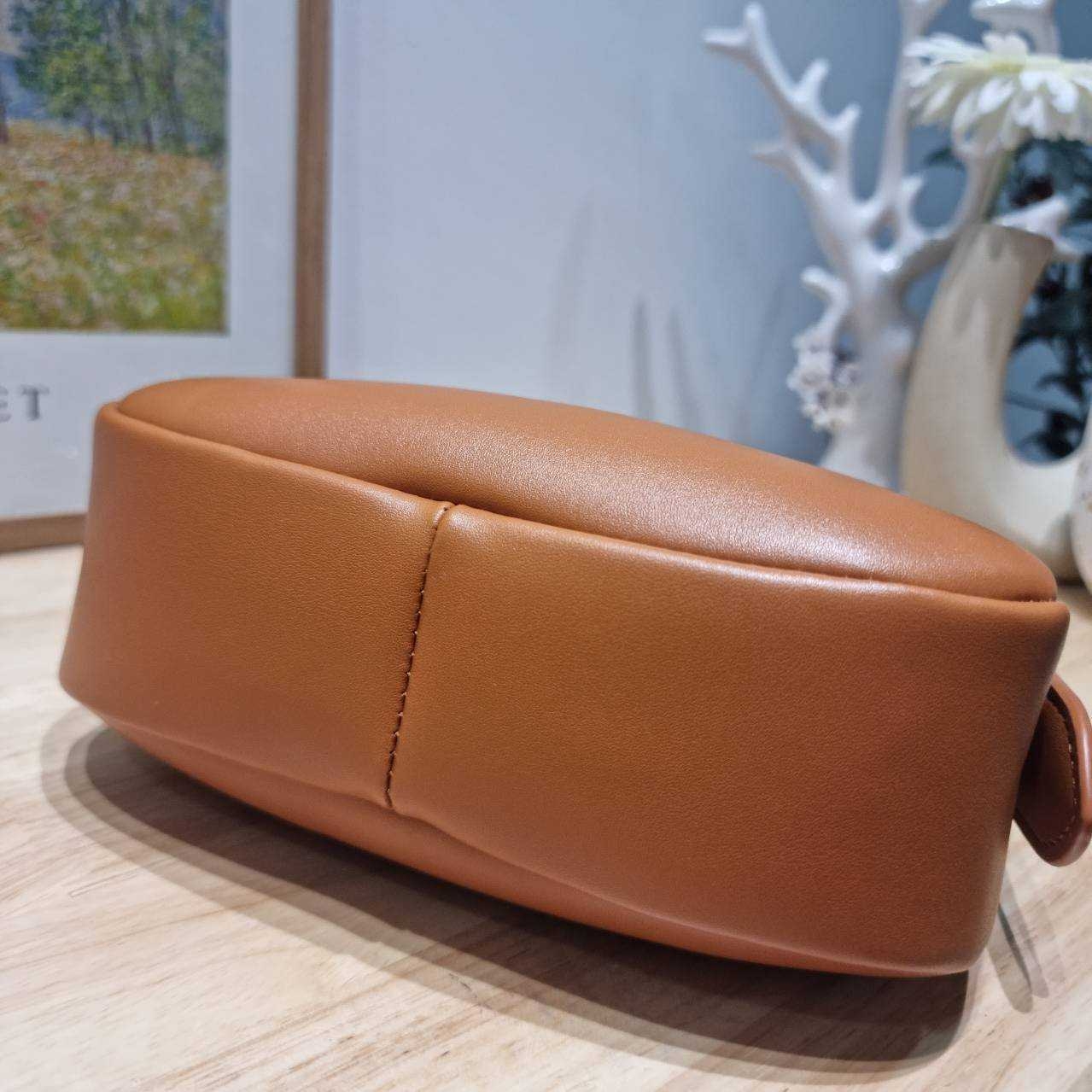 MIU MIU ZIP LEATHER TOP HANDLE BAG กระเป๋าสะพายไหล่/สะพายข้าง ทรงเก๋ ใช้งานง่าย เรียบหรูดูลัคชูสุดๆ