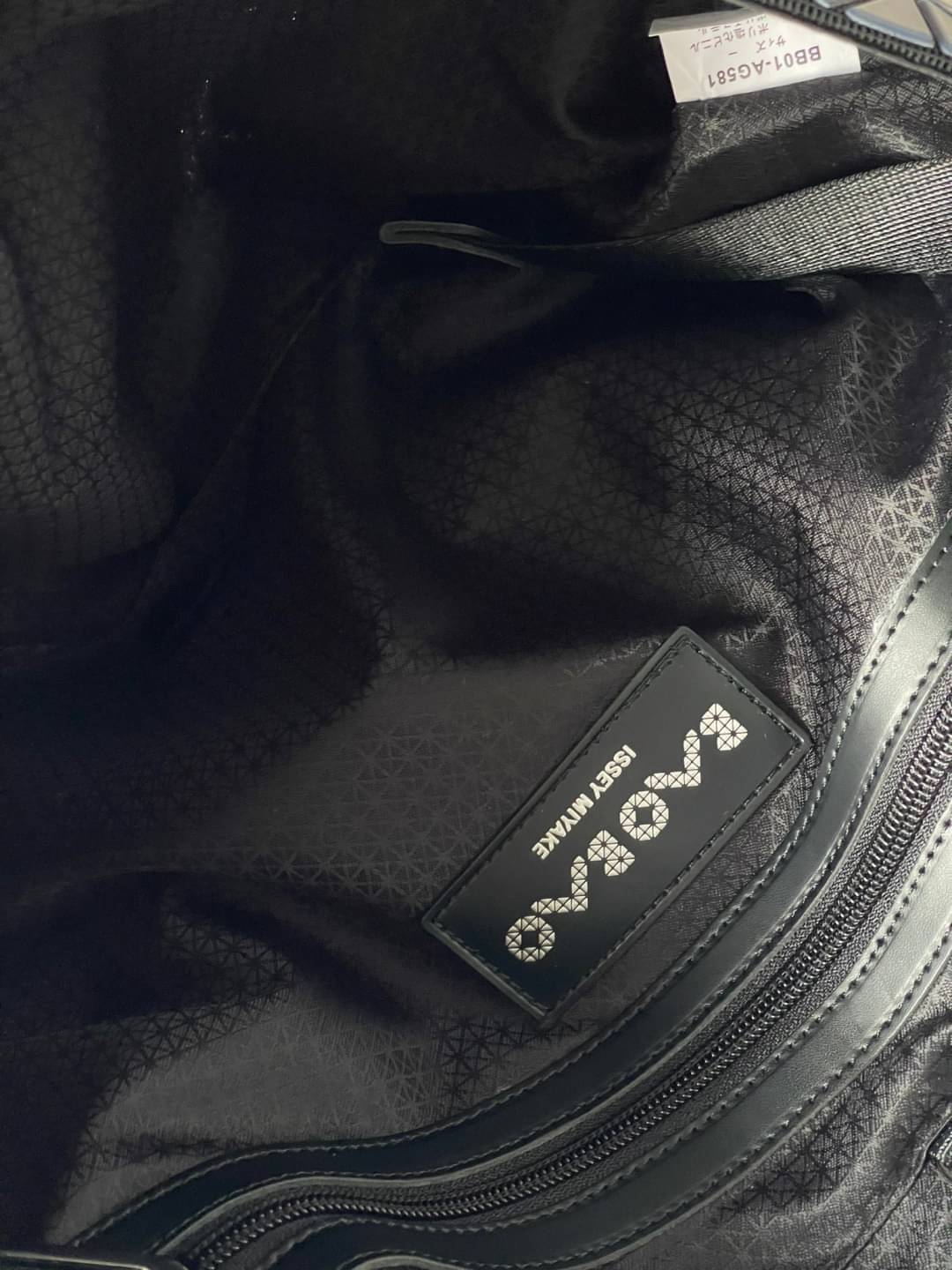 Baobao Issey Miyake Prism Sac ชาวมินิมอลทั้งชายและหญิงต้องถูกใจรุ่นนี้ เพราะ Prism Sac เป็นกระเป๋าแบบ unisex ที่มาพร้อมกับความเรียบง่ายของวัสดุเนื้อแมตต์ แต่ให้ลุคสไตล์เท่แบบคูลๆ โดดเด่นด้วยดีไซน์ที่ออกแบบมาให้ใช้งานที่ง่าย ตอบโจทย์ทุกสถานการณ์ฝาพับแบบเปิ