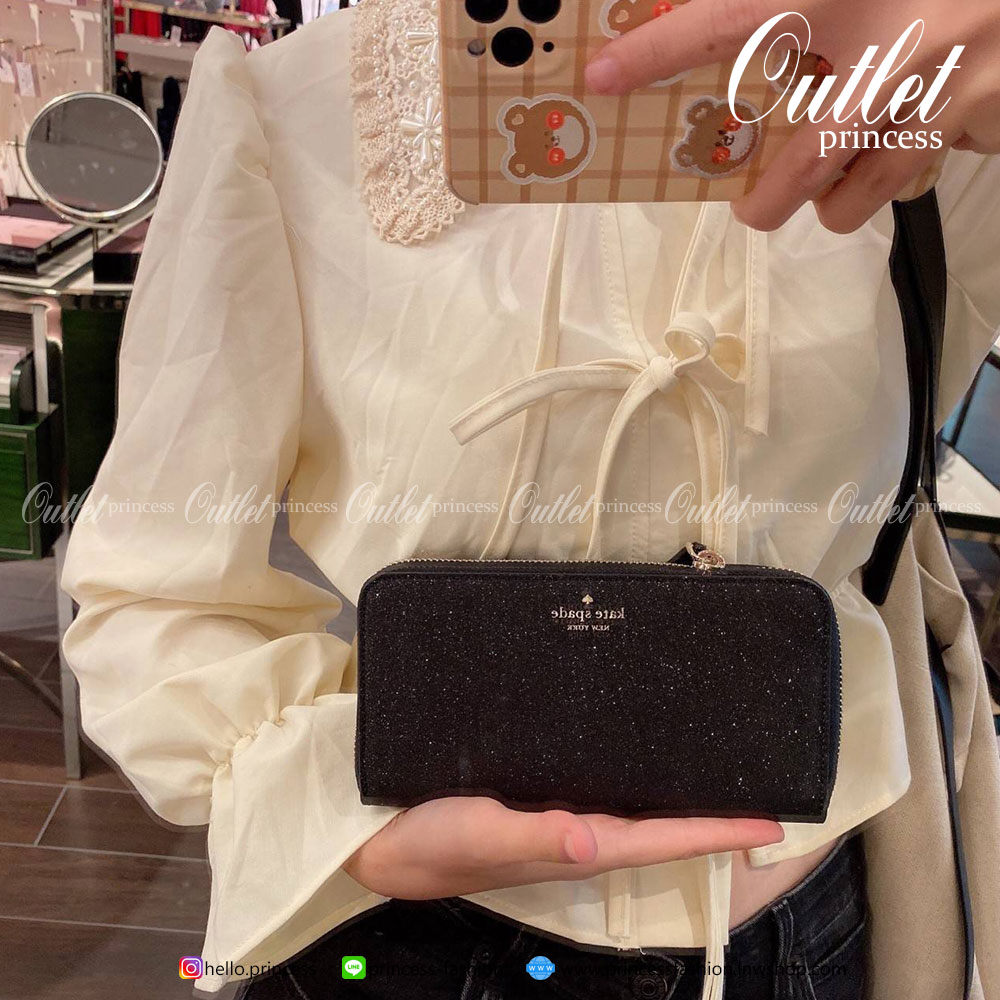 KATE SPADE JOELEY LONG WALLET กระเป๋าสตางค์ใบยาวรุ่นใหม่ล่าสุดหนัง Saffiano สไตล์ PRADA สวยน่าใช้ตัวเนื้อกระเป๋าตกแต่งด้วยกลิทเตอร์ทั้งใบ สวยหรู ภายในมีช่องซิป1ช่อง และช่องใส่บัตรหลายช่อง ใส่เหรียญ บัตรได้เยอะ ตัวจริงสวยน่าใช้มากค่ะ