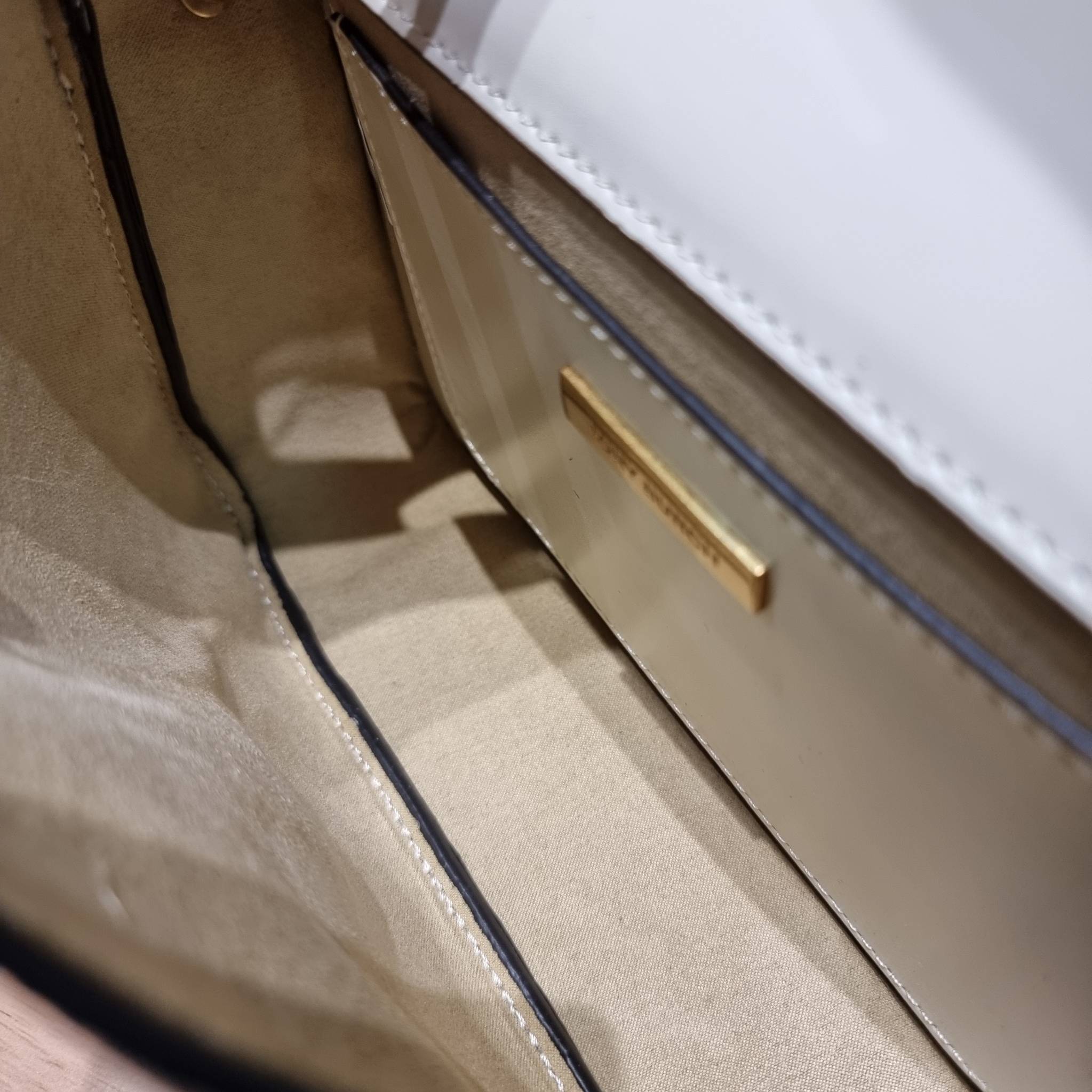 TORY BURCH ROBINSON SPAZZOLATO CONVERTIBLE SHOULDER BAG คอลเลคชั่นใหม่ สวยก่อนใคร ในราคาสุดคุ้ม! กับกระเป๋าสะพายไหล่ ดีไซน์สุดหรู หนังแก้วเงาสวยคม สีผู้ดี รูปทรงใช้งานได้ทุกลุค