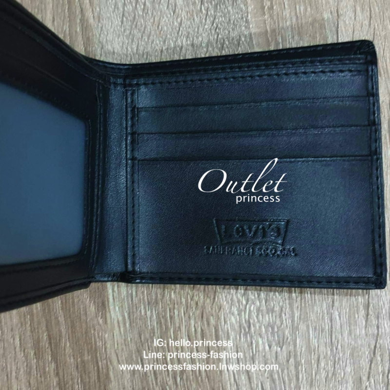 Levi’s Belt and Wallet Gift Set ในเซตประกอบด้วยกระเป๋าสตางค์พับสองตอนและเข็มขัดวัสดุหนังคุณภาพดี กระเป๋าสตางค์ปั้มโลโก้ด้านหน้าภายในมีช่องใส่บัตรและธนบัตรแยกเป็นสัดส่วน เข็มขัดหนังกลับใช้ได้ในทุกโอกาสนะคะ