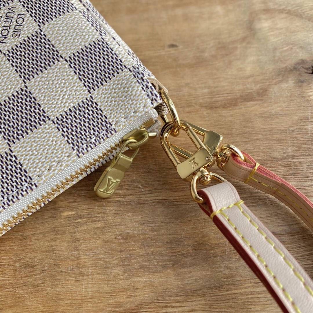 หนังแท้ LOUIS VUITTON MONOGRAM POCHTE ACCESSORIES BAG พร้อมส่งที่ไทย รุ่นฮิตตลอดกาล ต้องมีไว้ครอบครองจ๊ะ ที่สำคัญไม่ต้องเสียตังเยอะซื้อของแท้ก็ได้งานที่เทียบเท่าของแท้เพราะสำหรับรุ่นนี้เราอัพเกรดมาแล้ว งานละเอียดทุกตารางนิ้ว หนัง&อะไหล่นำเข้า การวางลายตรง