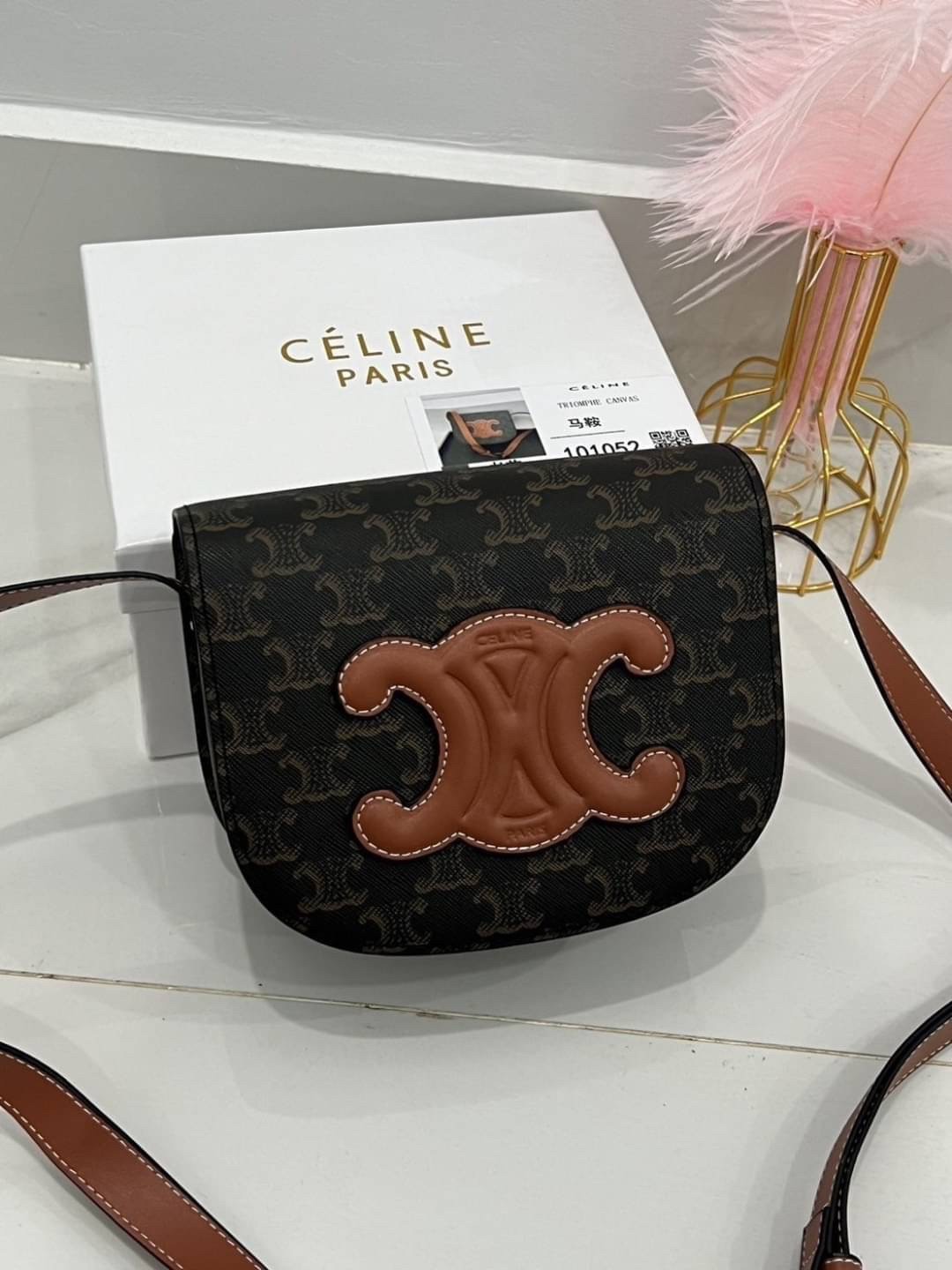 CELINE FOLCO CUIR TRIOMPHE IN MONOGRAM CANVAS กระเป๋าทรงครอสบอดี้ ลายโมโนแกรมวินเทจ รุ่นที่ดาราใช้กันเยอะมาก และเป็นอีกหนึ่งใบที่ครองใจสาวๆ ทรงน่ารักมากๆ