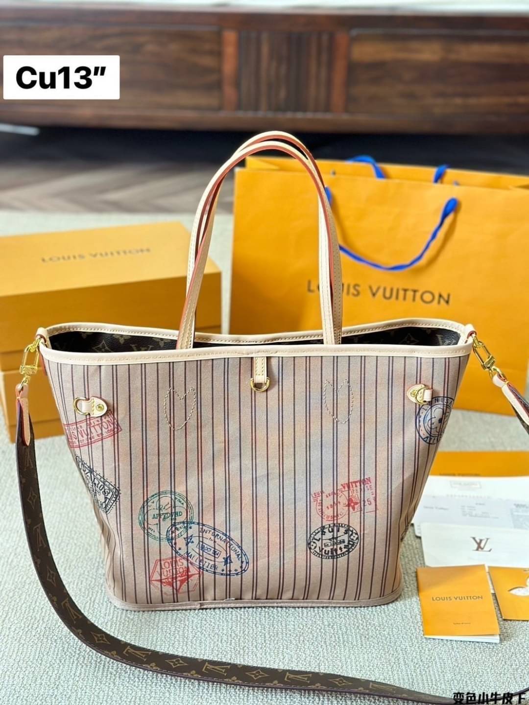 LV Neverfull Bandoulière Inside Out กระเป๋าสะพายทรงโท้ทใบใหญ่ กลับใช้ได้ 2 ด้านสุดคุ้ม ด้วยลายโมโนแกรมแคนวาส อีกด้านเป็นผ้าประทับลายสีเบจสวยโดดเด่นมากๆ