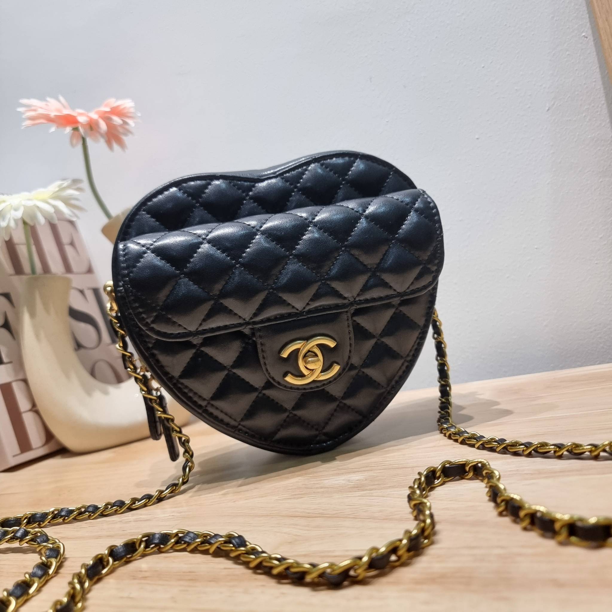 CHANEL Heart Bag Lambskin & Gold-Tone Meta สวยมาก มงลงมาก!! กระเป๋าสะพายสุดคิ้วท์ ที่ดีไซน์รูปทรงหัวใจไม่ซ้ำใคร น่ารักทุกสี น่าใช้ไปเลยแม่!! วัสดุหนังแกะฟอกสี เปิด-ปิดด้วยซิป ด้านหน้ามีช่องเก็บของจุกจิก ภายในเป็นช่องโล่ง ใส่มือถือ ใส่กระเป๋าสตางค์สั้นได้ 