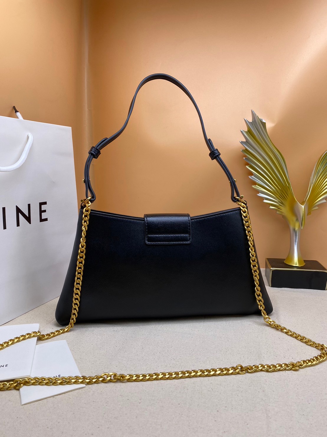 CELINE MEDIUM WILTERN BAG IN SMOOTH CALFSKIN / Celine hobo / Celine Bag พร้อมส่ง กระเป๋าถือ/สะพายโซ่อะไหล่ทองหรูหรา ทรงโฮโบ สวยผู้ดี ใช้งานง่าย โดดเด่นด้วยโลโก้สีทอง