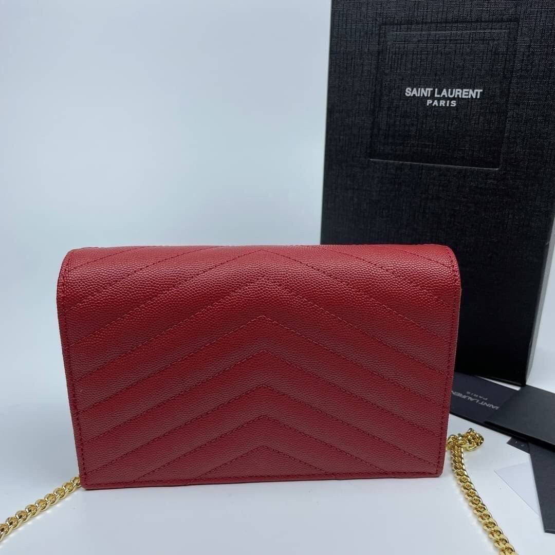 หนังแท้ YSL Yves Saint Laurent Envelope WOC 7.5” รุ่นฮอตปรอทแตก ทรงฐานตั้งได้ เป็นการดีไซน์กึ่งกระเป๋าสตางค์ ที่มาพร้อมสายสะพายยาว (เป็นสายโซ่ที่ต่อกับหนัง) สายถอดได้ (ปรับระดับไม่ได้) ถือเป็นคลัชก็สวยมากเลยค่ะ เป็นอีกหนึ่งรุ่นที่ให้ความรู้สึกเรียบแต่โก้ห