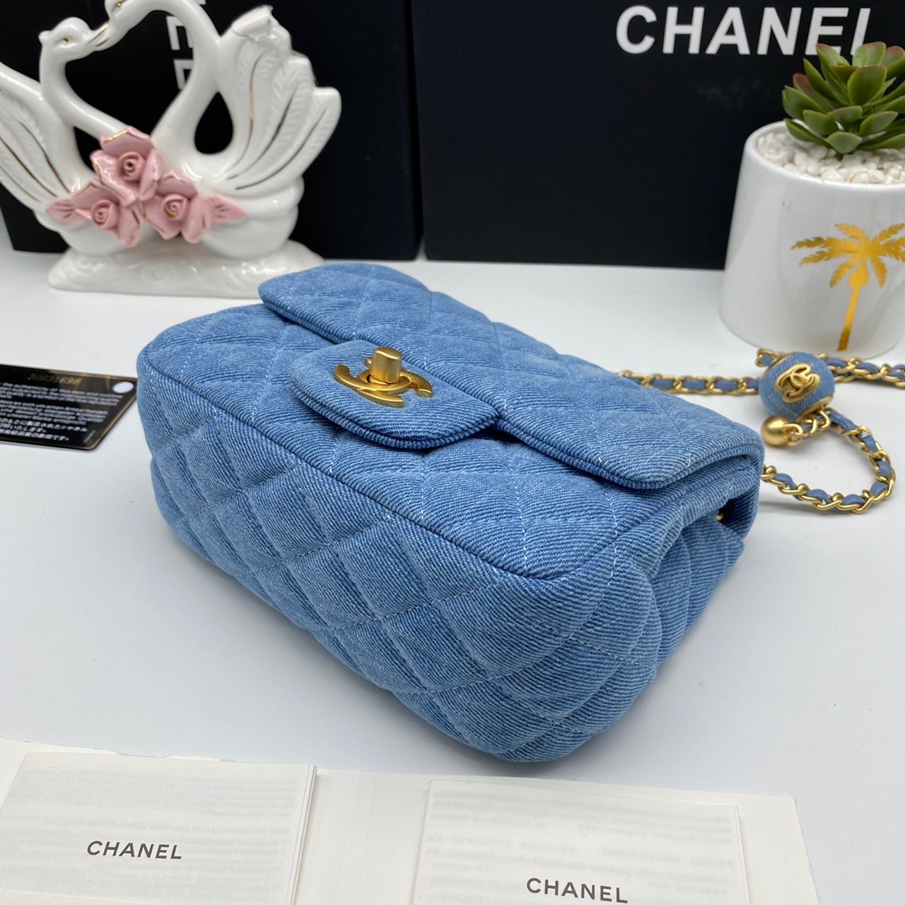 CHANEL Mini Flap Bag Denim Pearl Gold Hardware 18cm พร้อมส่งที่ไทย วัสดุผ้าเดนิมสีน้ำเงินแท้ พร้อมฮาร์ดแวร์โทนสีทองโบราณ และมีฝาปิดด้านหน้าปิดแบบเทิร์นล็อค CC ซิกเนเจอร์ของแบรนด์ ภาพสินค้าถ่ายจากงานขายจริง ใช้งานต่างประเทศได้