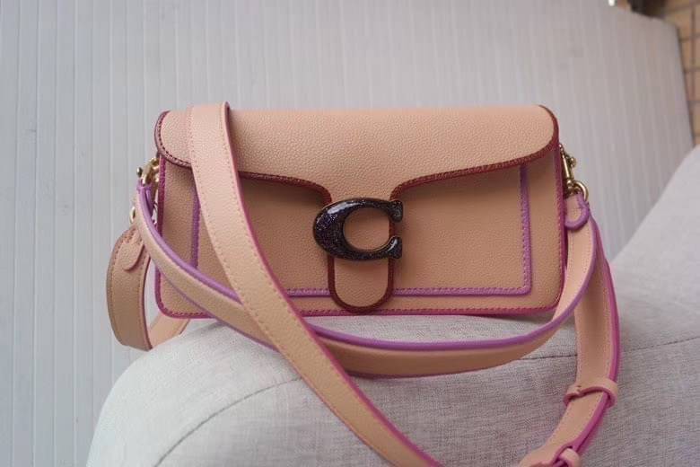 OUTTLET 】Coach Tabby Shoulder Bag 26 กระเป๋าหิ้วได้//คล้องไหล่ได้//สะพายข้างได้ ใบเดียวสุดคุ้มค่ะ! เปิดปิดกระเป๋าแบบกระดุมแม่เหล็ก มีอะไหล่Cตัวใหญด้านหน้าบ่งบอกถึงความหรูทีเดียวค่ะ ใส่กระเป๋าเงินใบยาวได้ มีช่องซิปกลาง;ช่องเล็กใส่ของจุกจิก;ช่องด้านหน้าหนึ่