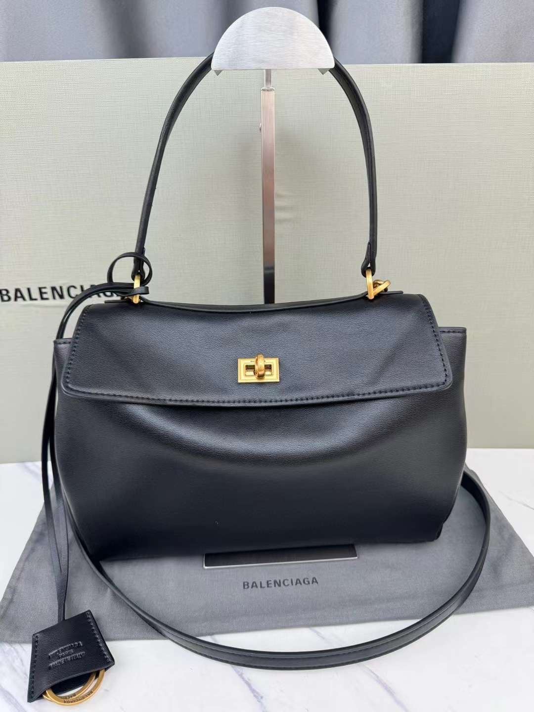 Balenciaga Rodeo Small Handbag in Black 25cm กระเป๋าสะพายหนังเรียบผิวสัมผัสนุ่มสบายผิว ดีไซน์เรียบหรูตามเอกลักษณ์ของแบรนด์ ภายในโล่งกว้าง จุของได้เยอะ