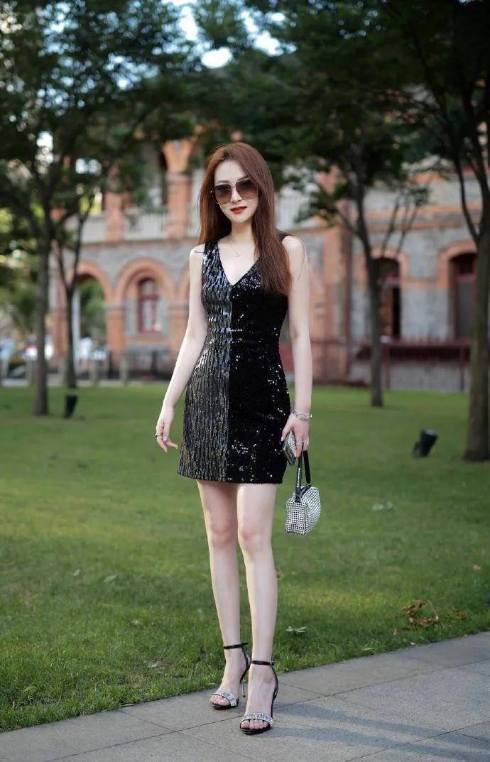 ALEXANDER WANG HEIRESS POUCH IN RHINESTONE MESH จัดให้แบบสุดตัว กับไอเท็มที่สาวๆต่างเรียกร้อง กับกระเป๋าพอชตกแต่งพลอยเทียม หรูหรา โดดเด่น ดูแพง ด้วยการตัดเย็บเรียงร้อยลงบนตาข่ายเนื้อละเอียด ทำให้ดูดีมีราคางดงามจริงๆ เปิด-ปิดด้วยซิป ขนาดกำลังสวย ภายในเป็นช