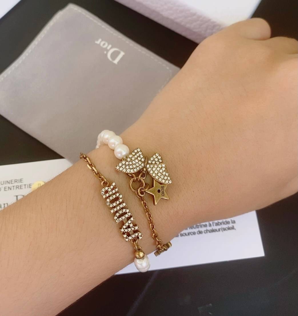 Christian Dior Bracelet สร้อยข้อมือแบรนด์หรูหรา วัสดุสแตนเลสชุบ สีทองรมควัน ไม่ลอก ไม่ดำ สวยงามตามแบบฉบับแบรนด์ ภาพถ่ายจากสินค้าจริงค่ะ