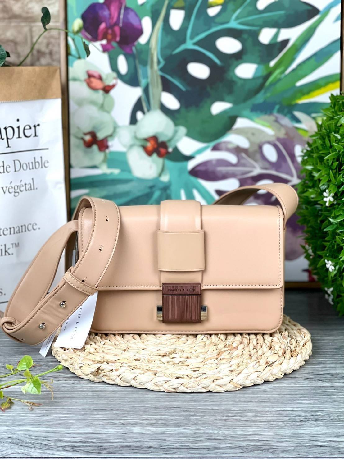 Charles & Keith Front Flap Push Lock กระเป๋าสะพายข้างทรงสวย จุดเด่นที่อะไหล่ลายไม้ตรงตัวเปิดปิด น้ำหนักเบา ด้านหลังมีช่องใส่ของได้ เปิดปิดแบบตัวกดล็อก ด้านในจุของได้พอสมควร เช่น iPhone 12 Pro Max กระเป๋าเงินใบกลาง/สั้นเป็นต้น สายสะพายยาวปรับสายได้ (ถอดสาย