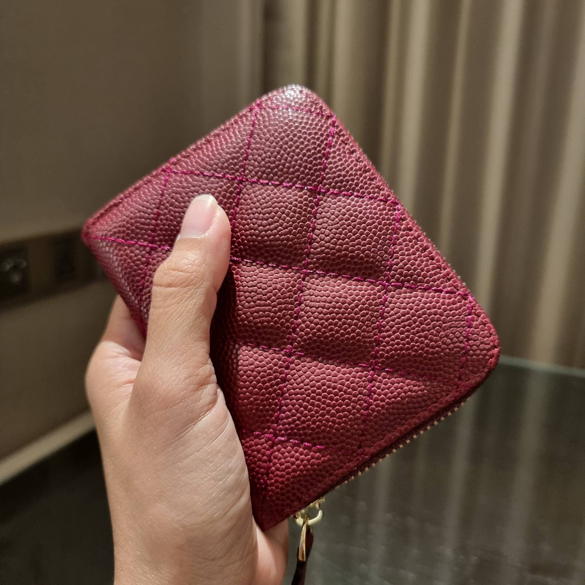 กระเป๋าสตางค์ใบสั้นรุ่นซิปรอบ จาก Chanel เรียบหรู ดูไฮน์ วัสดุหนังสังเคราะห์ลายคาร์เวีย ด้านในเป็นหนังซาฟเฟียโน่ เปิด-ปิดด้วยซิป รูดใช้งานง่าย ภายในกระเป๋ามีช่องใส่บัตร ใส่ธนบัตรได้ (แบบพับ) ดีไซน์เรียบหรูตามสไตล์ ใช้แล้วเฮง ใช้แล้วรวย จัดเลยจ้าา 🥰