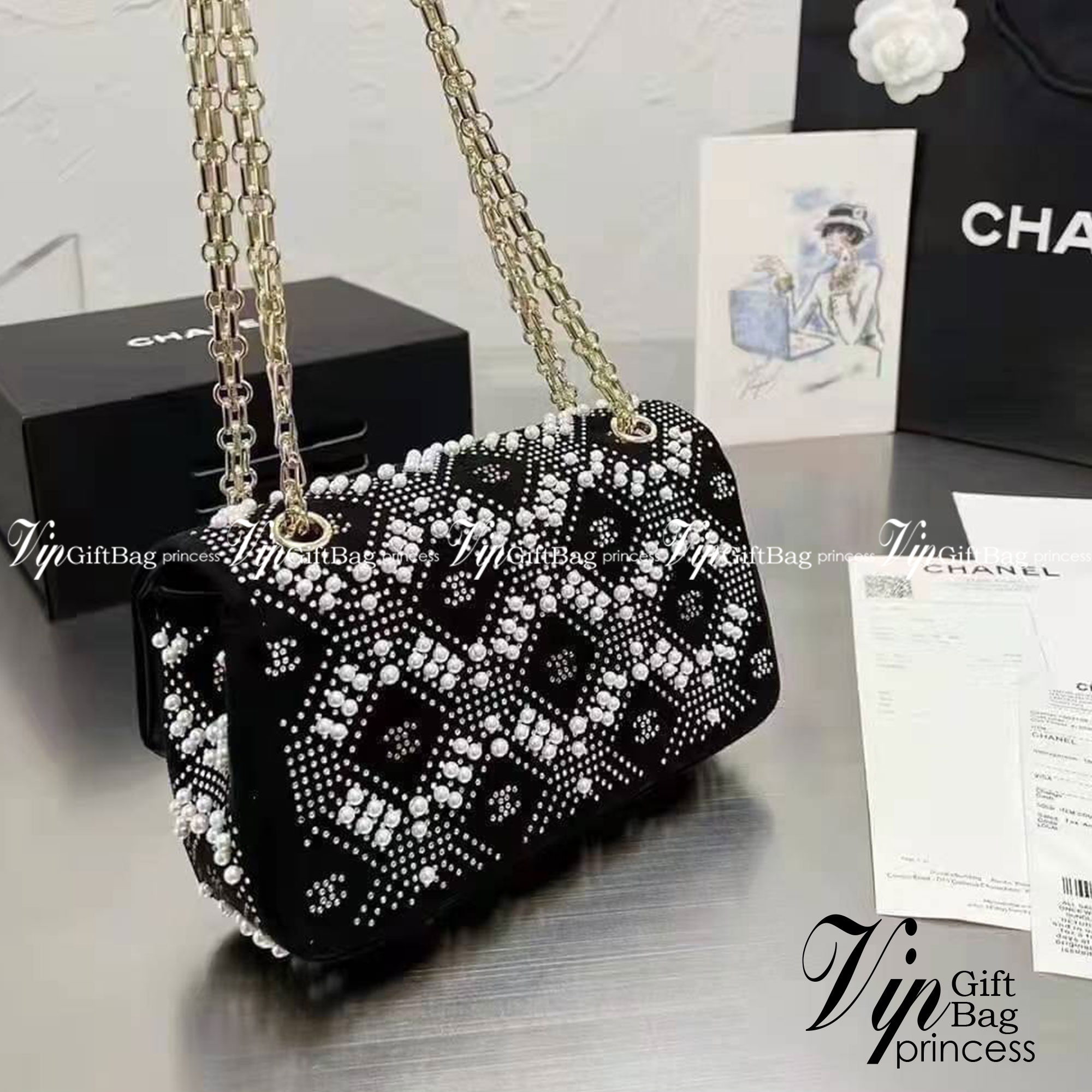 CHANEL MINI 2.55 HANDBAG / Chanel Pearl Bag velvet handbag กระเป๋าสะพายแต่งมุก คริสตัลหรูหรา พื้นโทนดำกำมะหยี่ พร้อมสายสะพายโซ่ ใช้ในงานกลางคืนเหมาะมากๆ ค่ะ