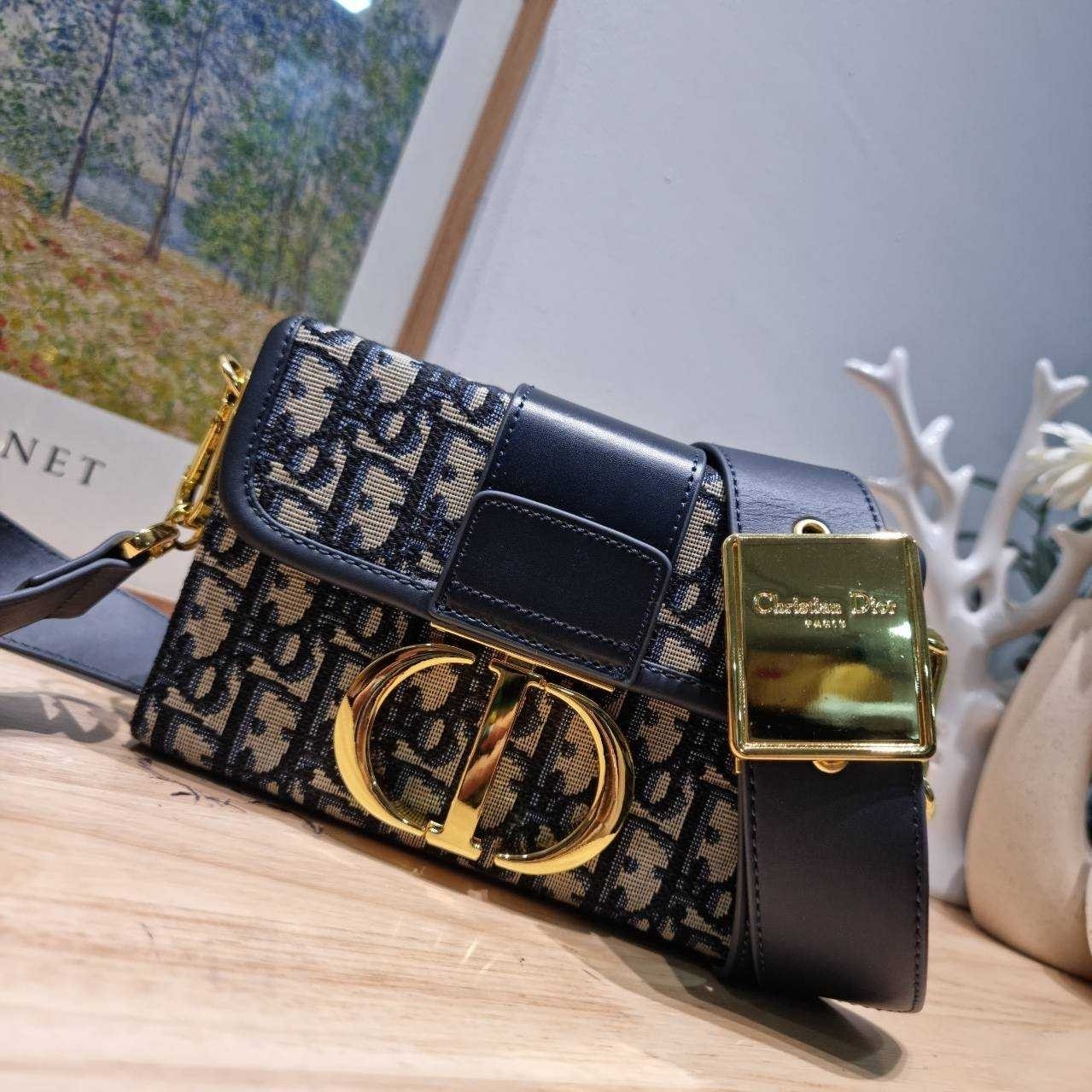 CD 30 MONTAIGNE BOX BAG กระเป๋าสะพายข้างสุดฮอต หรูหราดีไซน์ย้อนยุคเป็นเอกลักษณ์