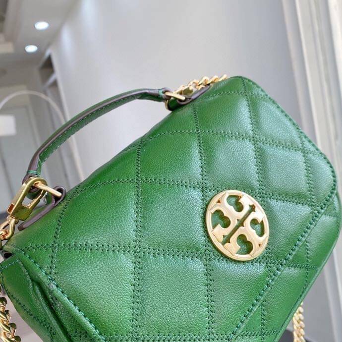 Tory Burch Willa Mini Top Handle Bag พร้อมส่งที่ไทย ใบจริงคือสวยสุดดไปเลยค่าา! กระเป๋าสะพายข้างหรือหิ้วก็เก๋ไปอีกเลยค่ะ! หนังแท้อย่างดี ลายนวมนิ่มมือดีมากค่ะ ด้านหน้ามีอะไหล่โลโก้แบรนด์ เปิดปิดกระเป๋าแบบกระดุมแม่เหล็ก ภายในสามารถใส่กระเป๋าเงินใบกลางได้;มื
