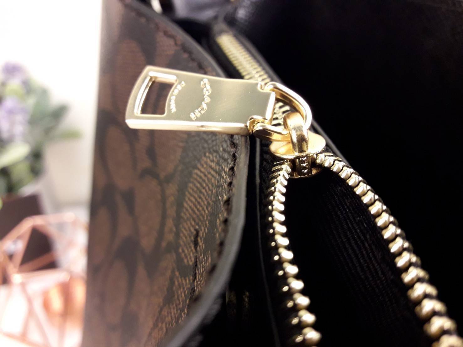 ใบใหญ่ 10" COACH TOWN BUCKET BAG IN SIGNATURE CANVAS (COACH 91512) 🌺 เป็นสีที่ขายดีมากๆ และหายากมากๆด้วย!! //ขนาด 10 นิ้ว ใส่ของได้จุใจ!! //กระเป๋าสะพายข้าง //วัสดุหนังแคนวาสอย่างดี หนังสวย อยู่ทรง มีสายสะพายยาว ใช้สะพายเป็นคลอสบอดี้ได้ สายยา