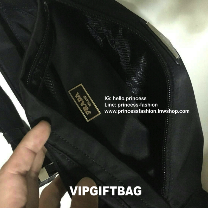 Must Have Now อีกหนึ่งรุ่น Prada เหมาะกับท่านชาย เป็นอย่างยิ่ง กับกระเป๋าคาดอก / คาดเอว ทรงสวย จากงานพรีเมี่ยมกิ้ฟจากแบรนด์ PRADA ทรงฮิต วัสดุผ้า NYLON คุณภาพดี กันน้ำ100% ใส่ของได้หลากหลาย ตัวกระเป๋าอะไหล่สีเงิน ตัวล้อคปั้มจมแบรนด์สุดหรู ด้านมาพร้อมซิปด้