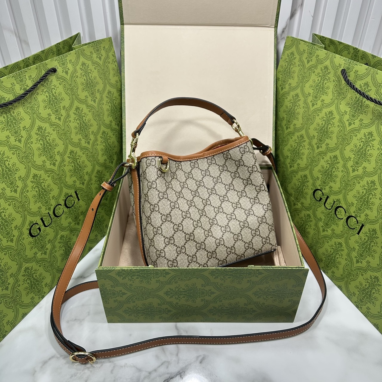 7.5" ORI หนังแท้ | Gucci GG Emblem small bucket bag กระเป๋าสะพายทรงบัคเก็ตใบเล็ก คอลใหม่ตีความประวัติศาสตร์แห่งความสง่างามและงานฝีมือของแบรนด์ขึ้นใหม่