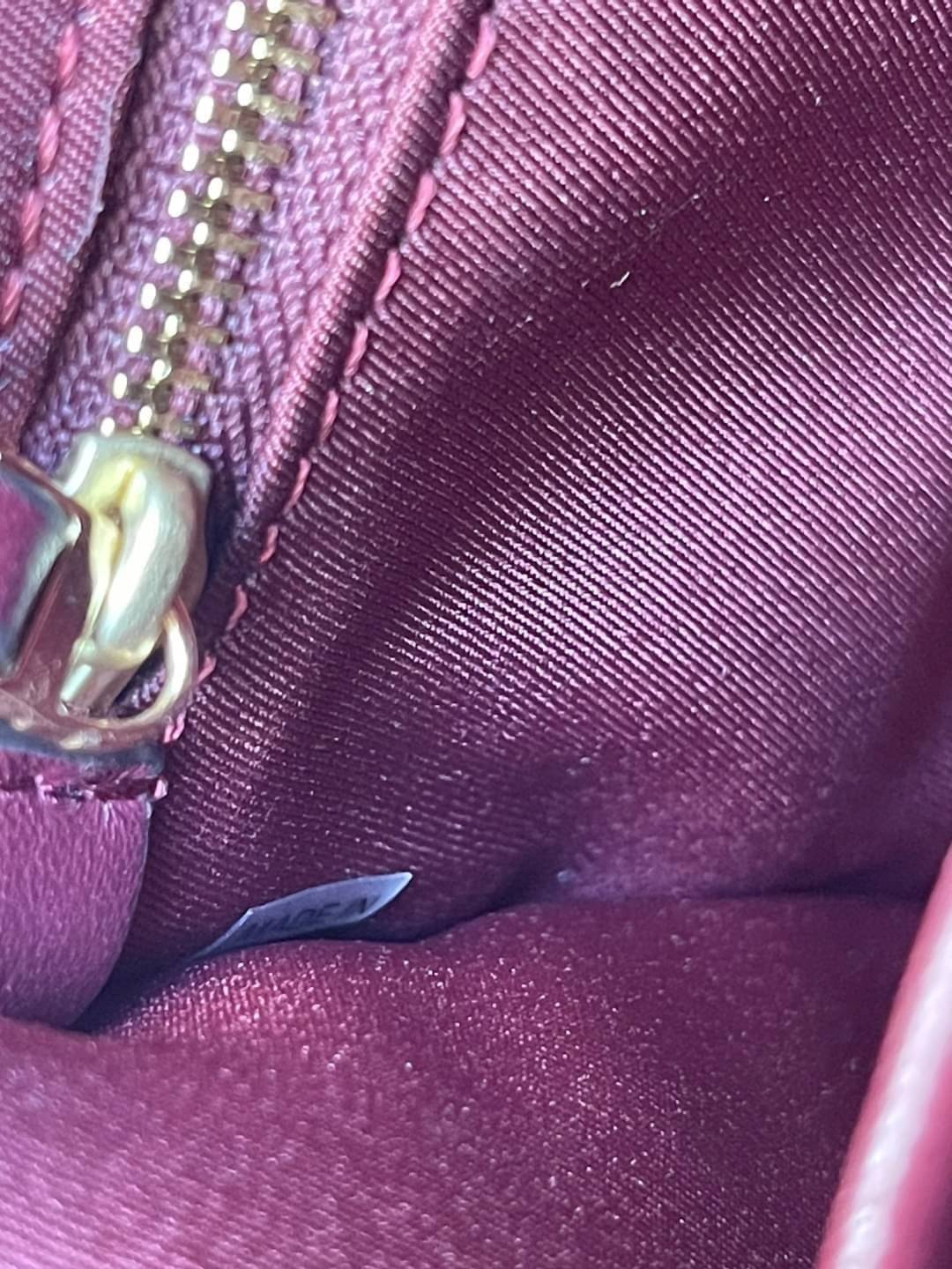 Tory Burch Savannah Convertible Shoulder Bag สาว ๆ ลุคสาวๆไม่ควรพลาด Collection นี้เลยนะคะ เป็นรุ่นที่ตอบโจทย์และครองใจสาว ๆ ได้อย่างแท้จริง เนื่องจากมีดีไซน์เรียบหรู โดยทางแบรนด์ได้ใช้เทคนิคการเย็บบนหนังเป็นลายเส้น (Chevron) ทำให้กระเป๋าดูมีราคามากยิ่งขึ