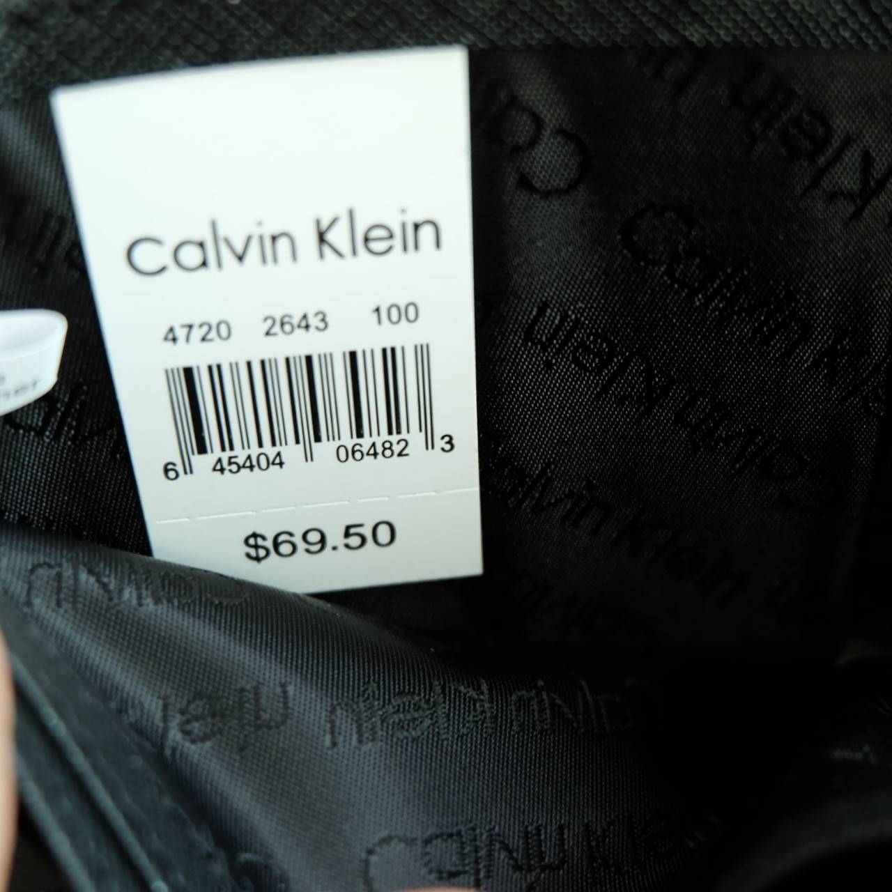 Calvin Klein Leather Gift Set Value set! 4 in 1 กระเป๋าสตางค์ใบสั้น Set สุดคุ้ม วัสดุหนังลาย saffiano ด้านหน้าประดับ logo brand ภายในมีช่องใส่ธนบัตร, บัตร จะใช้เองหรือมอบเป็นของขวัญ ก็แนะแนำค่ะ