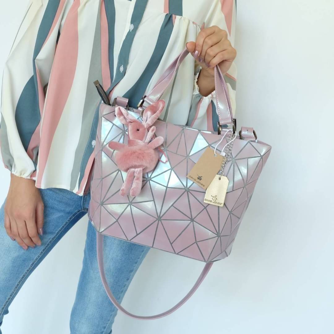 David Jones กระเป๋าสะพายข้างดีไซน์เกร๋มาก สีสวยหรูมาก ขนาดกะลังดีเลย ปรับทรงได้ 2 แบบ น่ารักมาก สี Rose pearl สวยที่สุด มาพร้อมกระต่ายเข้า set เลิศคะ