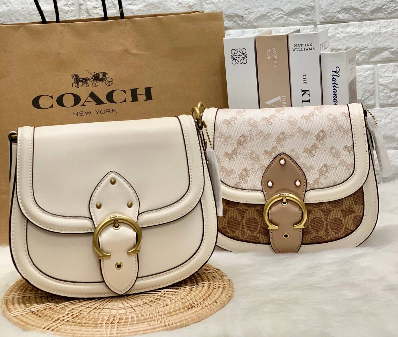 สวย หรู แถมสุดคุ้มกันเลยจร้าา💋 COACH BEAT SADDLE BAG ((C3837//C0749)) พร้อมส่งที่ไทยอีกครั้ง ห้ามพลาดค่าา!! กระเป๋าสะพายครอสบอดี้ร์ วัสดุหนังแท้ชั้นดีที่สุด! หนังสวย บวกกับอะไหล่แบรนด์ที่ดูเด่นคลาสสิคตรงด้านหน้าค่ะ เปิดปิดกระเป๋าแบบกดล็อค ภายในสาม