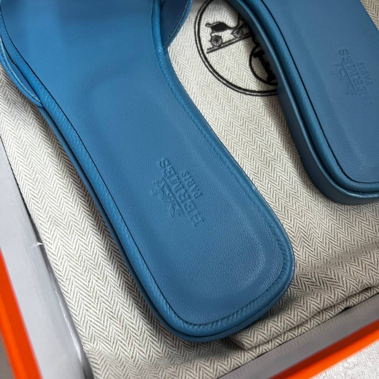 หนังแท้ Hermes sandal Epsom leather รองเท้าแตะงานสั่งตัตใช้สลับแท้ เกรดออริจินอล 1:1 เกรดเหมือนสุด มี series code ทุกคู่ งานตัดเย็บปราณีตละเอียด ใส่สบาย ไม่ลื่น ใช้ทนนาน เกรดนี้คุ้มมาก ไม่ผิดหวังค่ะ ภาพสินค้าถ่ายจากงานขายจริง ใช้งานต่างประเทศได้