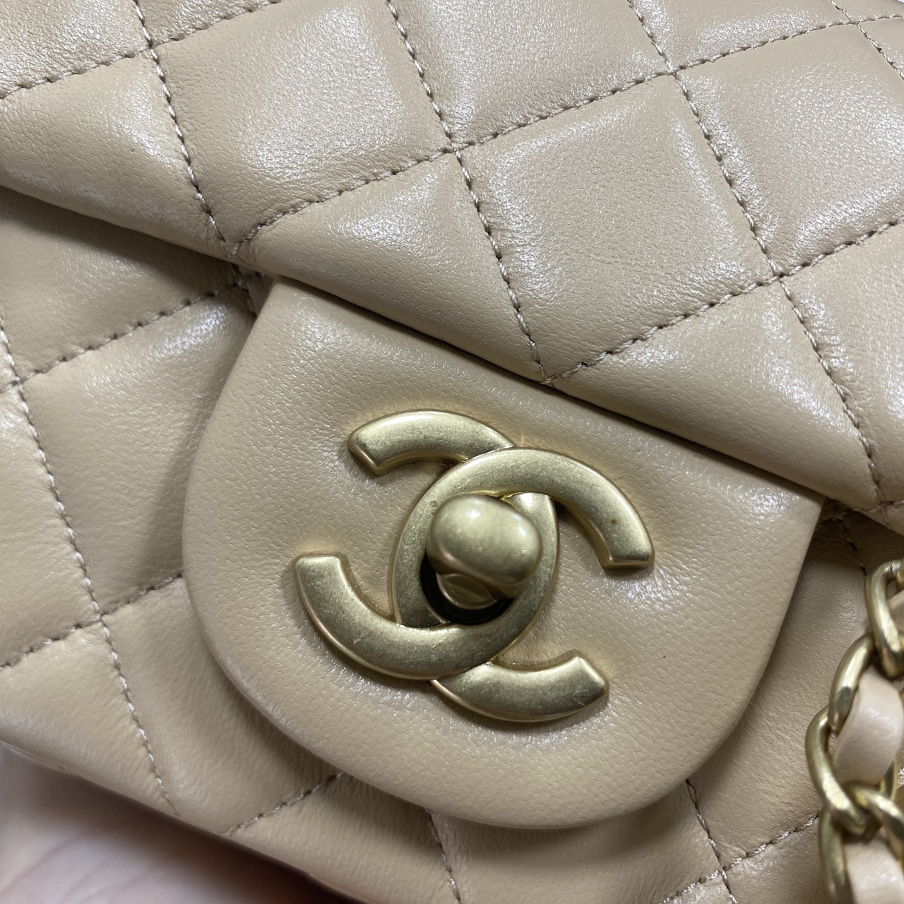 ORI หนังแท้ | Chanel Classic Flap Bag กระเป๋าสะพายรุ่นคลาสสิก สายประดับบอลโลโก้สวยหรูอะไหล่สีทองสวยงาม