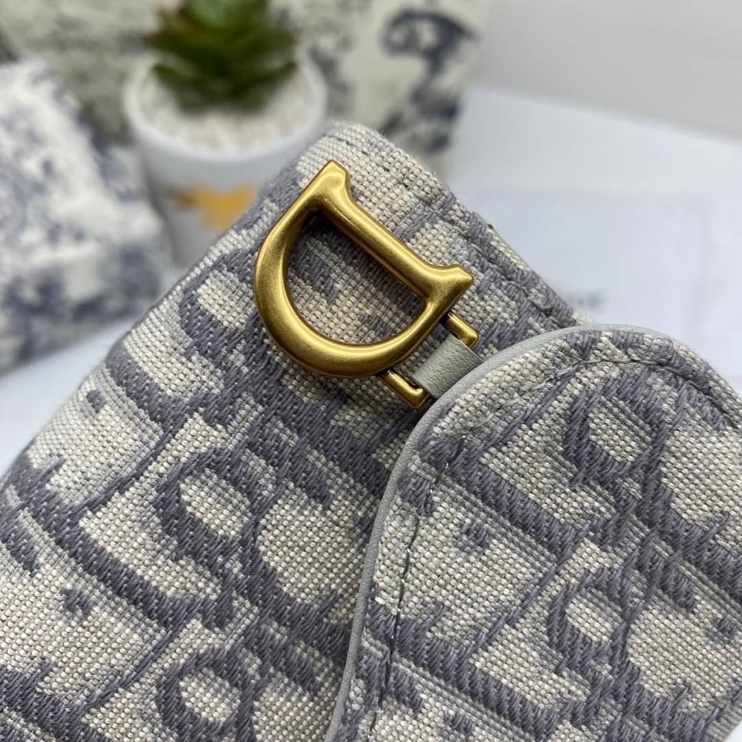 ORI 🥂 DIOR Wallet Saddle Lotus / Dior tri-fold wallet เกรดออริจินอล กระเป๋าสตางค์ 3 พับ วัสดุหนังแท้ และผ้า Jacquard อย่างดี ทอสวยงามที่สุด มีช่องใส่เหรียญมีซิปปิด ใส่การ์ด ใส่ธนบัตรได้ ครบเลยค่ะ ผสมผสานความสง่างามและคลาสสิกที่เข้ากับยุคสมัย ด้านห