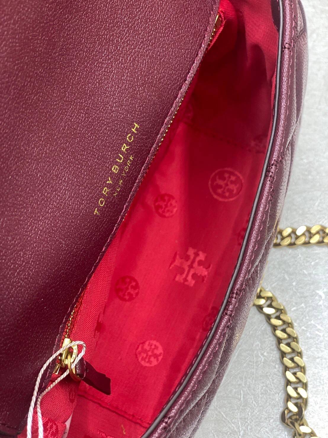 Tory Burch Willa Mini Top Handle Bag พร้อมส่งที่ไทย ใบจริงคือสวยสุดดไปเลยค่าา! กระเป๋าสะพายข้างหรือหิ้วก็เก๋ไปอีกเลยค่ะ! หนังอย่างดี ลายนวมนิ่มมือดีมากค่ะ ด้านหน้ามีอะไหล่โลโก้แบรนด์