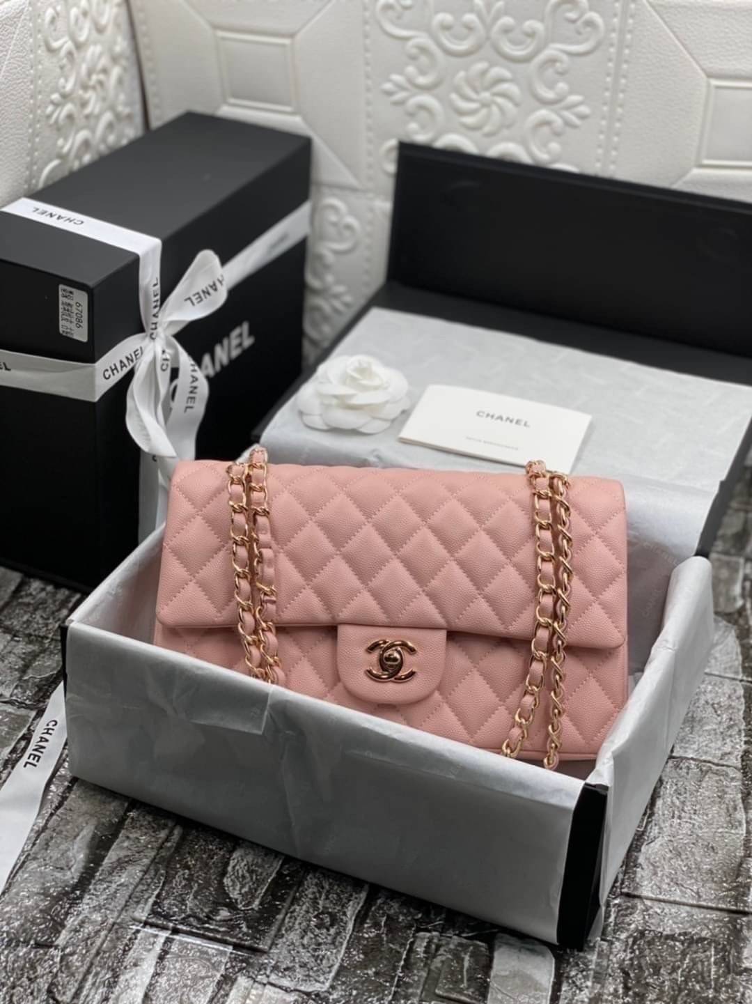 หนังแท้ CHANEL Classic Caviar 25cm กระเป๋าสะพายคลาสสิก หนังแกะและโลหะสีทอง ภาพสินค้าถ่ายจากงานขายจริง ใช้งานต่างประเทศได้