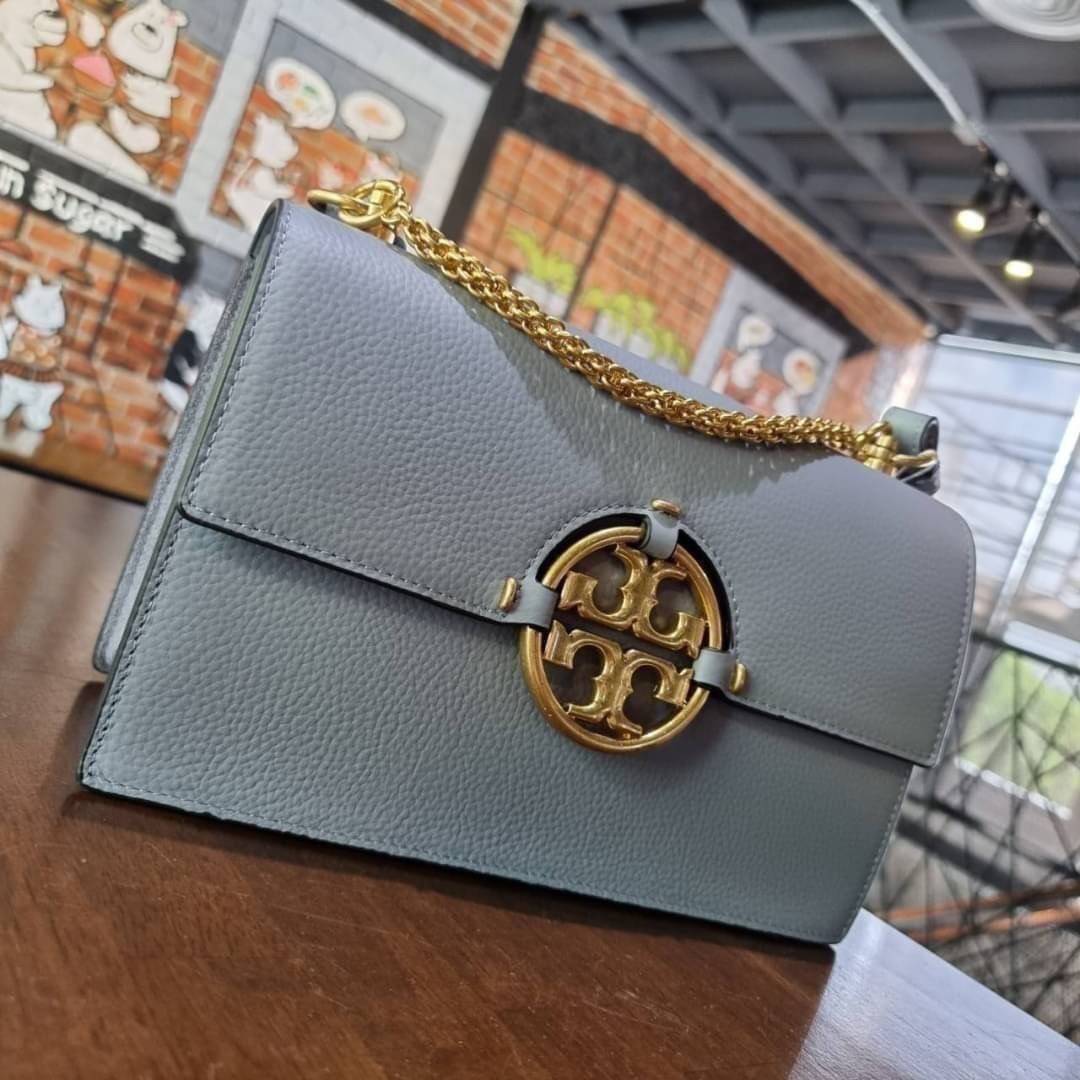 TORY BURCH MILLER SHOULDER BAG รุ่นยอดนิยม รุ่นหายาก รุ่นที่สาวๆตามหา ใบนี้เลย!! สวยหรู ผู้ดีทุกสี กระเป๋าสะพายไหล่ ดีไซน์อยู่ทรง คลาสสิคแฝงความหรูด้วยโลโก้สีทองอร่ามโดดเด่น วัสดุหนัง pepble สลับหนังวัวแท้ เปิด-ปิดด้วยกระดุมแม่เหล็ก ภายในโล่งกว้างมาก แบ่ง