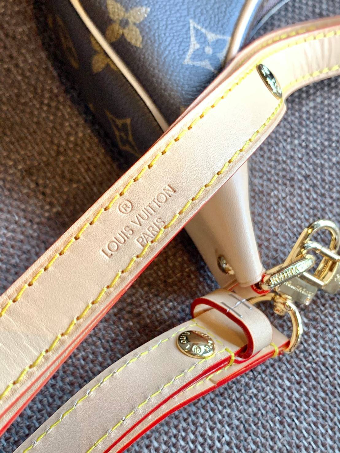 LOUIS VUITTON MONOGRAM LOOP BAG กระเป๋าทรง Loop ที่รังสรรค์ออกมาได้สวย เก๋ และดูดีมากๆ หนังแท้ มีความนิ่มละมุน สัมผัสแล้วคือใช่เลยค่ะ😘 ด้านหน้ามีช่องซิปเล็กให้ใส่ของจุกจิก เปิด-ปิดช่องหลักแบบซิป ภายในสามารถใส่กระเป๋าเงินใบกลางได้;มือถือได้ทุกรุ่น;