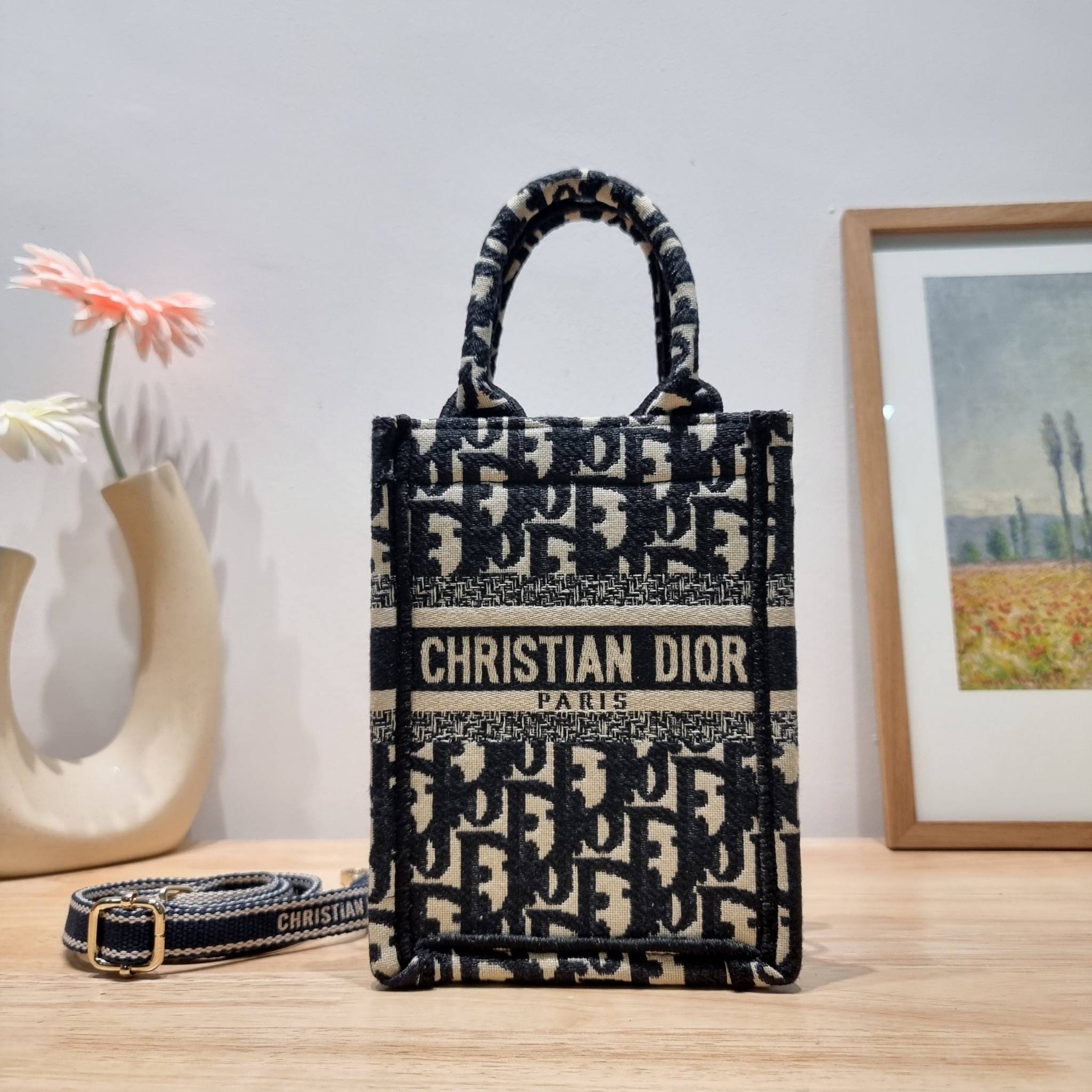 Dior mini book tote phone bag / CD MINI SHOPPING BAG น้องคนสวย ไซส์มินิ ขนาดเล็กน่ารัก น่าใช้มากกกก!! ดีไซน์คลาสสิควินเทจ สวยหรู