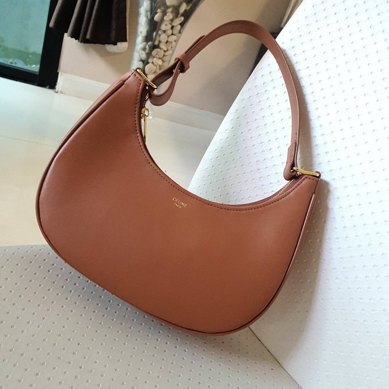 CELINE SHOULDER BAG VIP GIFT WITH PURCHASE (GWP) AVA BAG IN SMOOTH CALFSKIN พรีเมี่ยมกิ๊ฟ Limited Edition จาก CELINE HAUTE PARFUME DUTYFREE COUNTER วัสดุหนังสังเคราะห์เรียบสวย ดีไซน์สวยหรูฮิตสุดในเกาหลี! หนังสวยอยู่ทรงกันน้ำ เปิดปิดด้วยซิปแบรนด์ ภายในโล่ง