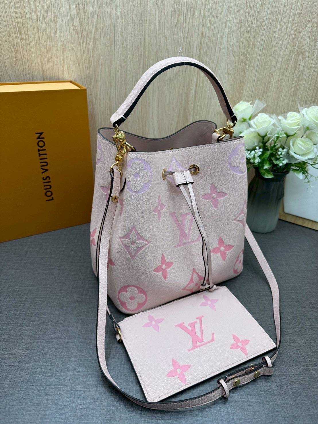 ORI หนังแท้ | LV NeoNoe MM Bucket bag Monogram Flower กระเป๋าสะพายทรงบัคเก็ต ลาย Monogram Flower โดดเด่นเพิ่มสไตล์ มีเสน่ห์ชวนหลงใหล