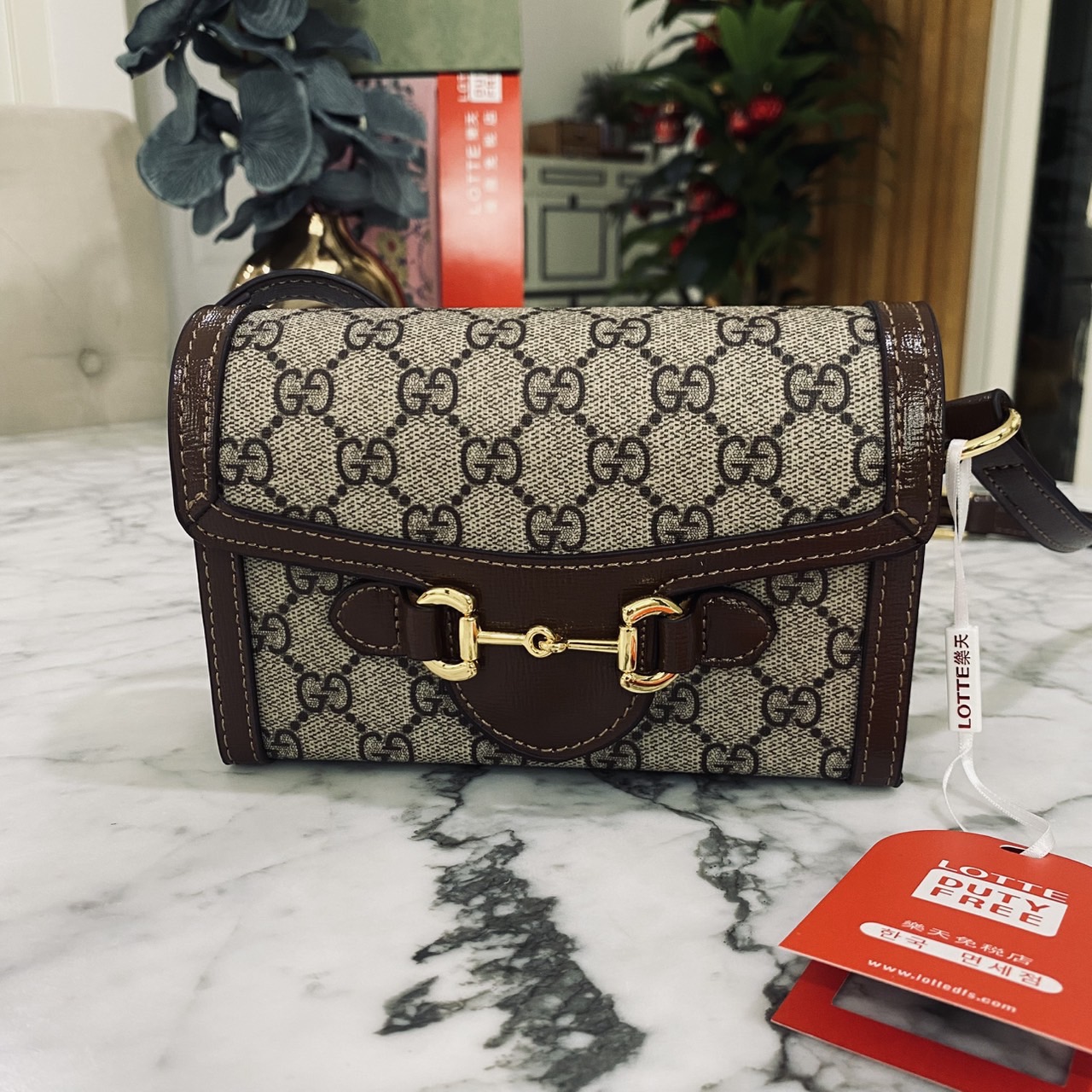 GUCCI Horsebit 1955 Mini Bag กระเป๋าสะพายทรงกล่องสวยอยู่ทรง ใส่โทรศัพท์หรือของใช้เล็กน้อยได้อย่างคล่องตัว แฝงความหรูราคาดีงามจัดมาให้พร้อม box set เป็นใบที่จะหยิบใช้ได้บ่อยๆ ด้วยขนาดกำลังดีใบนี้เอาอยู่เลยค่ะ