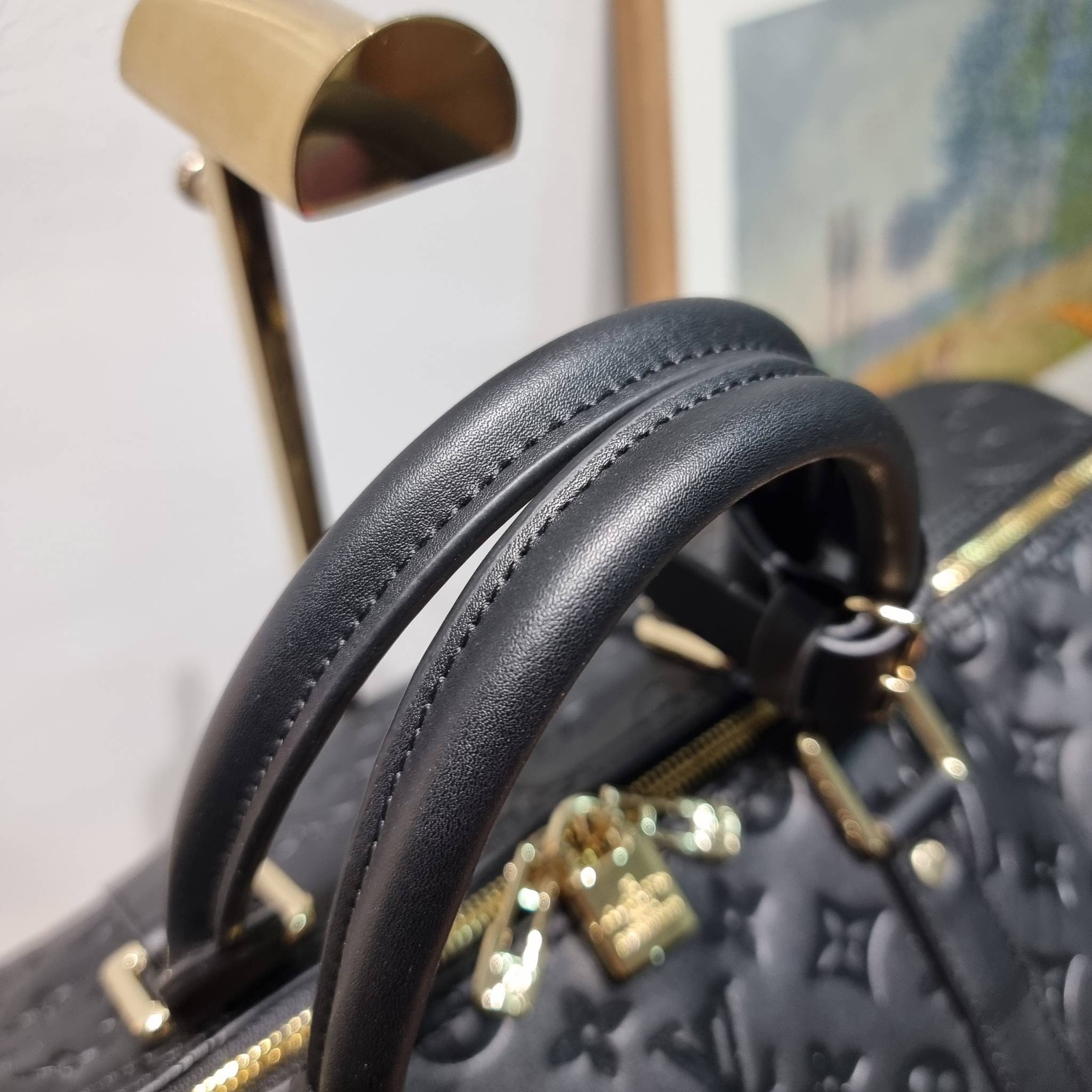 LV KEEPALL BANDOULIERE MONOGRAM LEATHER กระเป๋าเดินทางสุดคลาสสิค ทึ่ใครๆก็เฝ้ารอ ไอเท็มที่จะทำให้การเดินทางไม่ธรรมดาอีกต่อไป ด้วยดีเทลความเป็นเอกลักษณ์ เรียบแต่หรู วัสดุหนังวัวสัมผัสดี ปั๊มลวดลายโมโนแกรมรอบใบ เปิด-ปิดด้วยซิปแน่นหนา มีกุญแจล็อคได้ มีสายสะพ