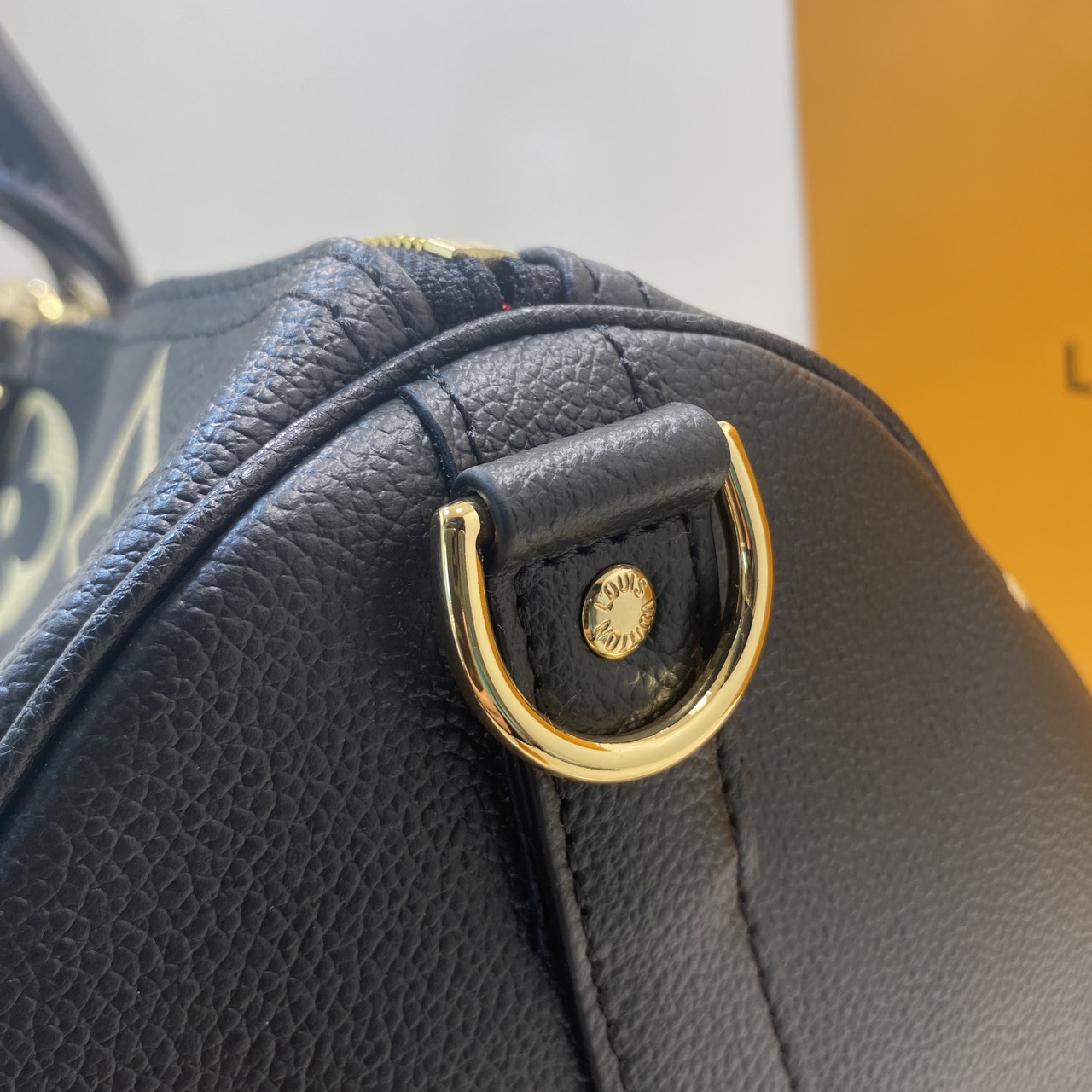 TOP ORI หนังแท้ | LV Keepall Bandoulière 45 bag กระเป๋าสะพายใบใหญ่ หนัง Empreinte ลาย Monogram Flower และสัญลักษณ์ LV ขนาดโอเวอร์ไซส์โทนสีอ่อน หนังโทนสีกลมกลืนกันแมตช์กับฮาร์ดแวร์สีทองบริเวณแถบด้านข้าง