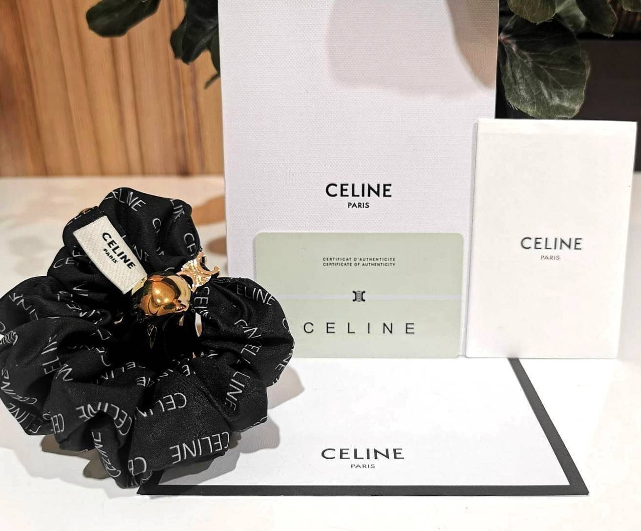 Celine Scrunchy Rayure Bracelet in Brass / CELINE BRACELET WITH TRIOMPHE GOLD AND SILK ที่รัดผมที่ไม่ใช่เพียงรัดผมแต่เป็นเครื่องประดับในสไตล์สาว LISA ที่ต้องอยู่ที่ข้อมือเท่านั้น! จนถือเป็นซิกเนเจอร์ที่โดดเด่นจนแฟนๆทั่วโลกต้องจดจำ วัสดุทอจากไหมทั้งเส้นลาย