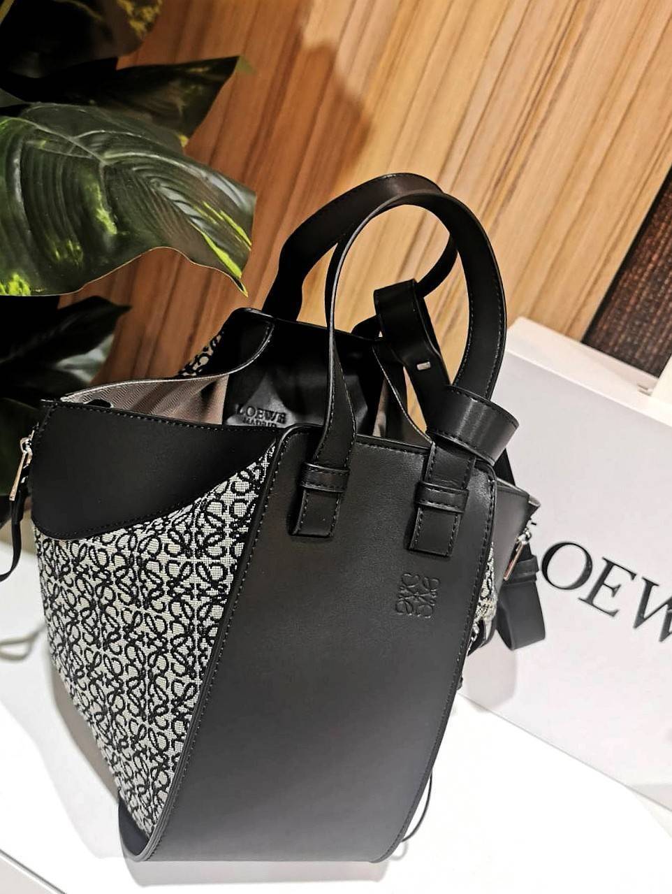 LOEWE ANAGRAM SHOULDER BAG รุ่นหายากสุดเลอค่าวัสดุ Anagram Canvas ตัดหนังแท้ Calfskin สุดคลาสสิค ขนาดกำลังดี น้ำหนักเบา ภายในโล่งกว้างและจุ ใส่กล้อง มือถือ ของใช้ได้เยอะ มาพร้อมหูสั้นหนังแท้หิ้วถนัดมือและสายหนังยาวสะพายไหล่หรือ Crossbody ก็ดูดี ตัวจริงสวย