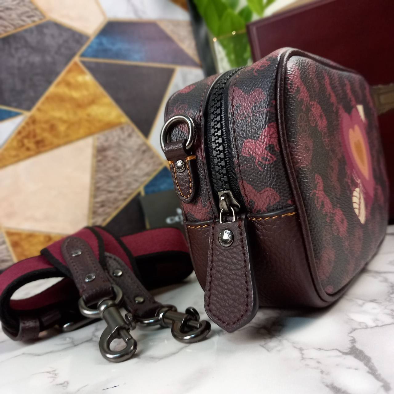COACH Camera Bag 26, rainbow-red pattern COACH Camera Bag 16 With Horse And Carriage Print and Heart OXBLOOD (F79369 F88264) 🍁น่าใช้มากมาย รุ่นนี้มาพร้อมสายสปอร์ตใหญ่ ถอดเก็บได้ ปรับระดับได้ หนาแน่น ทนทาน จุของได้เยอะพอสมควร //วัสดุแคนวาส
