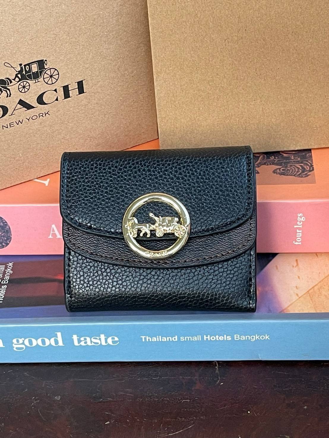 OUTLET 】COACH JADE SMALL DOUBLE FLAP WALLET IN COLORBLOCK (COACH F88002) หากใครต้องการกระเป๋าสตางค์ใบสั้นสำหรับวันที่ต้องการใช้กระเป๋าสะพายใบเล็ก หรือวันที่ไม่พกกระเป๋าสะพาย เราขอแนะนำใบนี้เลยค่ะ โดยใบนี้เป็นกระเป๋าสตางค์แบบพับสามทบ ปิดแบบกระดุม2ชั้น มีช่