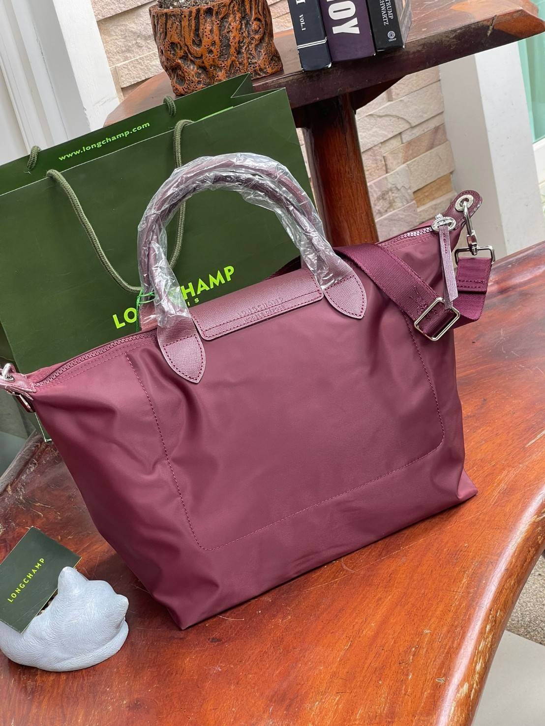 Longchamp LE PLIAGE NÉO TOP HANDLE BAG อีกหนึ่งรุ่นยอดนิยม ที่สาวๆ ต้องมีไว้เก็บไว้สักใบ กระเป๋าโท้ทใบนี้ มาพร้อมกับสีที่มีสไตล์เรียบง่าย มีสายสะพายยาวปรับสั้นยาวได้ช่วยให้คุณสามารถสะพายไหล่ได้อย่างสบาย ในตัวสายปักโลโก้อันเป็นสัญลักษณ์ ในขณะที่ที่ปิดแบบซิ